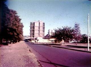 Edfício Inah, ainda em construção, entre os anos de 1966 e 1970, na Avenida Afonso Pena. (Foto: Arquivo Pessoal/Família Metello)