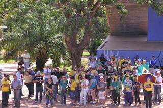 Poucas pessoas se aglomeram no começo do manifesto (Foto: Alcides Neto)