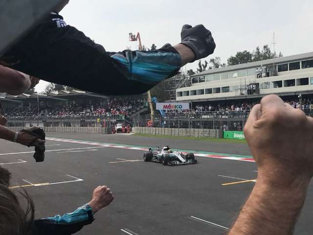 Hamilton termina em 9&deg; lugar, mas comemora o quarto t&iacute;tulo da carreira