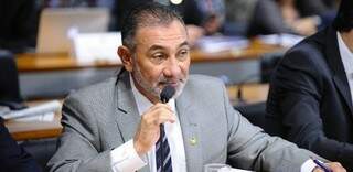 O senador Telmário Mota (PDT-RR), relator do pedido de cassação do senador Delcídio do Amaral (PT-MS)