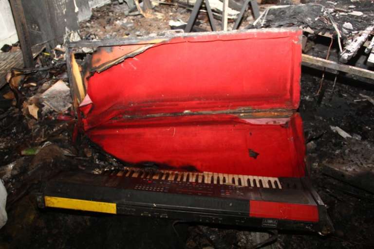Um dos teclados atingidos pelas chamas (Foto: Marcos Ermínio)