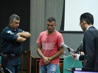 Douglas Aparecido Cardoso, o &quot;baleado&quot;, durante Tribunal do Júri na manhã desta quarta-feira (25) (Foto: Henrique Kawaminami)