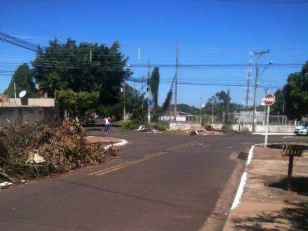 Lixo  jogado nas ruas da Vila Margarida atrapalham tr&acirc;nsito de ve&iacute;culos