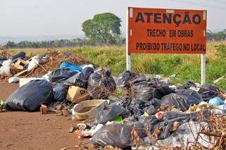 Descarte irregular de lixo tem formado verdadeiros lixões nestes locais. (Foto: Marcos Ermínio)