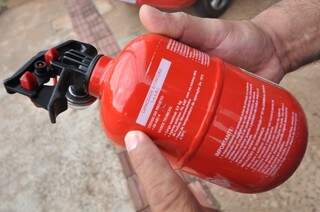 Novo extintor é mais eficiente no combate ao fogo e já faz parte dos itens de segurança nos veículos produzidos a partir de 2005. (Foto:Marcelo Calazans)