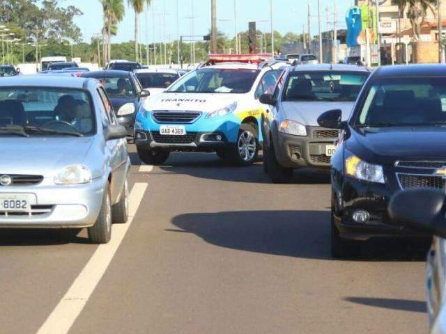 Motociclista tenta desviar de acidente e causa outro na Duque de Caxias 