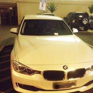 O veículo BMW foi estacionado em local proibido e sinalizado. (Foto: Direto das Ruas)