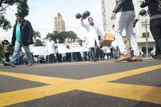 Médicos já protestaram contra programa e, agora, devem cobrar equiparação salarial. (Foto: Marcos Ermínio)