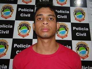 Ronaldo Santos Alves, 20 anos, foi preso hoje de madrugada e confessou que vendia droga em casa (Foto: Osvaldo Duarte/Dourados News)