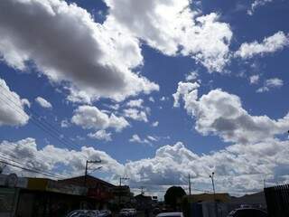 Céu entre nuvens na tarde desta segunda-feira (dia 28), em Campo Grande. (Foto: Kísie Ainoã).