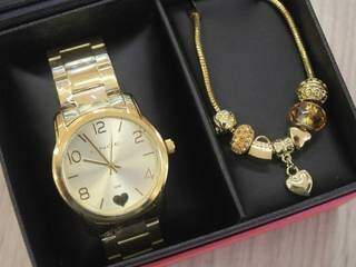 Conjuntos de relógio e pulseira são sugestões inesquecíveis. (Foto: Marina Pacheco) 
