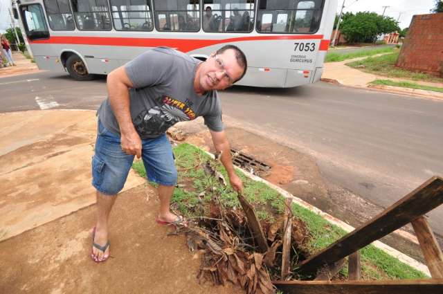 Eros&otilde;es ao lado de bueiros preocupam moradores no bairro Oiti