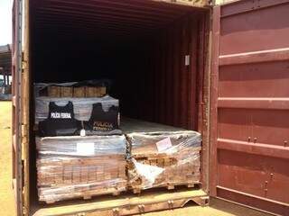 A droga era transportada em containers. (Foto: Divulgação/PF)