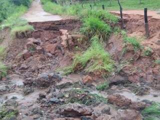 Uma das estradas afetadas pelas chuvas que atingem o município de Nioaque desde dezembro (Foto: Agesul)