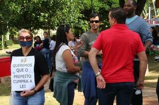Professores estão reunidos em frente a prefeitura aguardando resposta do prefeito Gilmar Olarte. (Foto:Marcos Ermínio)