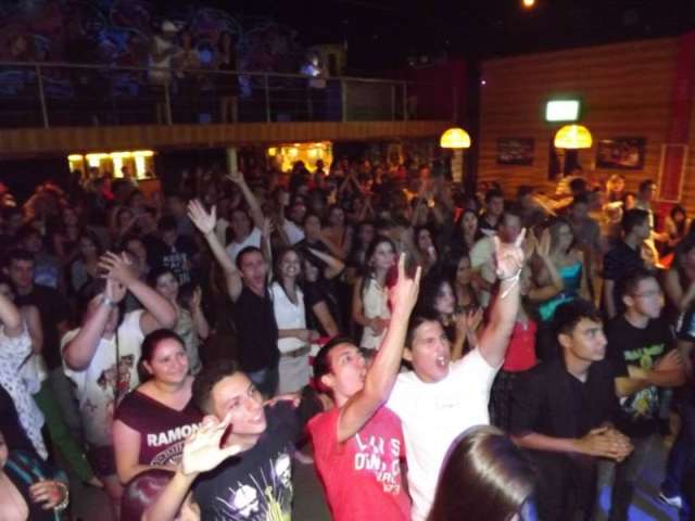 Longe do samba, bares fazem festivais de rock para &quot;suportar&quot; o Carnaval