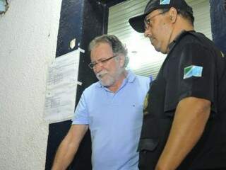 Edson Giroto saindo do Centro de Triagem às 0h15, após ganhar habeas corpus do STF (Foto: Alcides Neto)