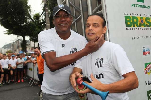 Edu e Robert, dois &iacute;dolos santistas no Super Encontro de Craques de domingo