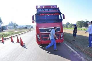 Caminhão é parado por manifestantes na BR-163, em Dourados, e motorista orientado a voltar (Foto: Eliel Oliveira)