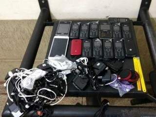 Aparelhos encontrados dentro de mochila. (Foto: Osvaldo Duarte/ Dourados News)
