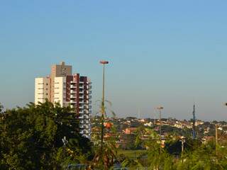 Hoje Campo Grande amanheceu com céu claro, e temperaturas ainda menores. A máxima prevista é de 18°C. (Foto: Simão Nogueira)