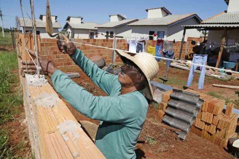 Moradores do José Macksoud ampliam casas após três meses de mudança
