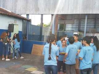 Estudantes no pátio da Escola Municipal Doutor Tertuliano Meirelles (Foto: Divulgação)