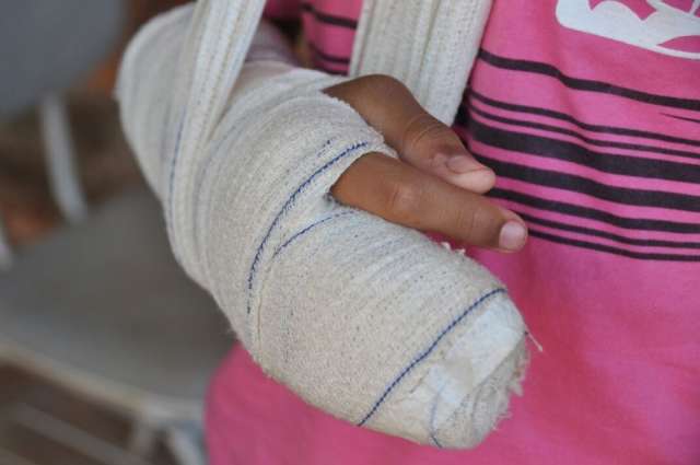 Em mais uma briga em escola, oito agridem e quebram dedos de garoto