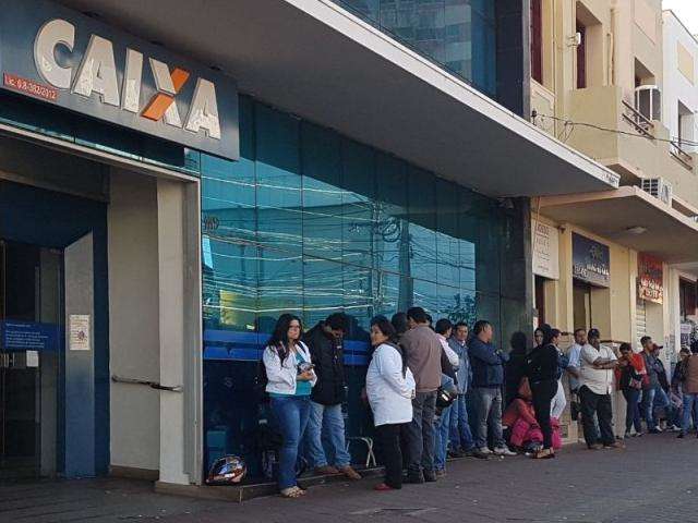 Ag&ecirc;ncias da Caixa abrem &agrave;s 9h para interessados em sacar o FGTS