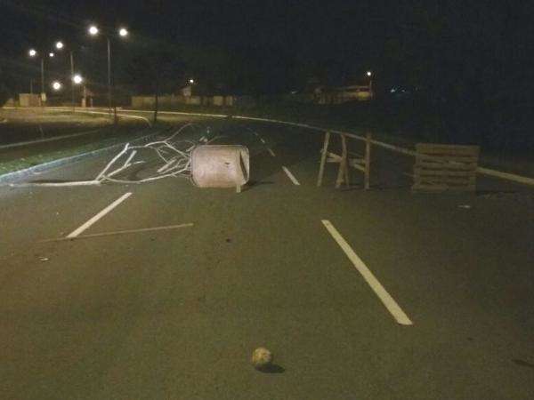 Adolescentes bloqueiam avenida e pol&iacute;cia suspeita de arrast&atilde;o