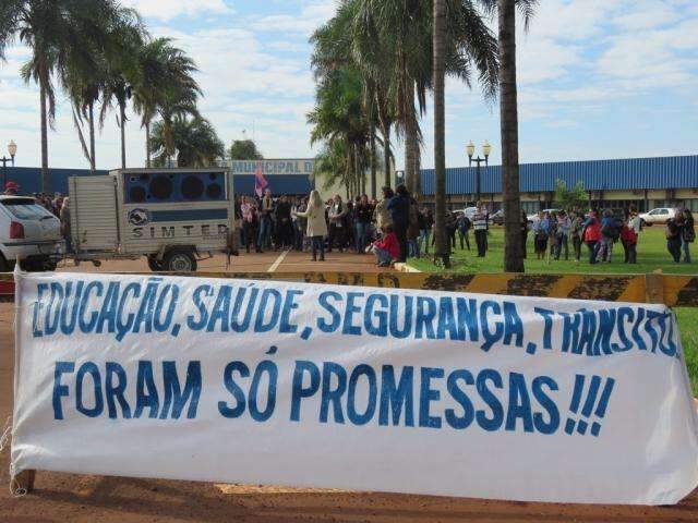 Pais fazem abaixo-assinado contra fim de elei&ccedil;&atilde;o para diretor de escola