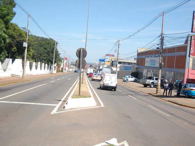  Ve&iacute;culo tomba na avenida Zahran ap&oacute;s motorista tentar desviar de outro