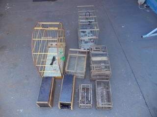 Aves eram criadas em gaiolas, ilegalmente. (Foto: Divulgação/ PMA)