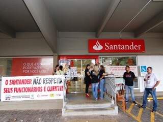 Funcionários em frete de uma das agências fechadas nesta quarta-feira (Foto: Sindicato dos Bancários de Campo Grande e Região)