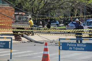 Veículo derruba poste, fios vão parar na pista e rua Bahia é interditada Veículo derruba poste, fios vão parar na pista e rua Bahia é interditada
