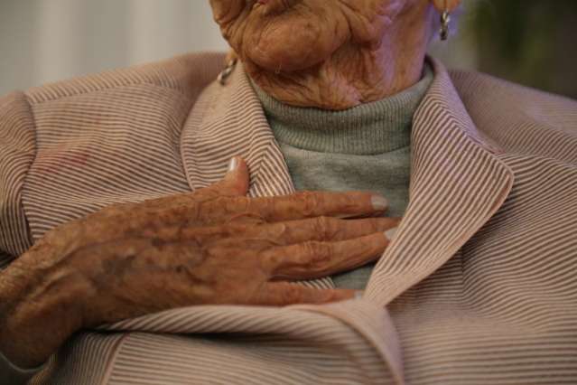 Tear &eacute; marca registrada da v&oacute; Angelina, que aos 105 anos s&oacute; faz o que quer 