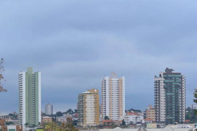 Segunda-feira de clima ameno, umidade alta e chance de chuva