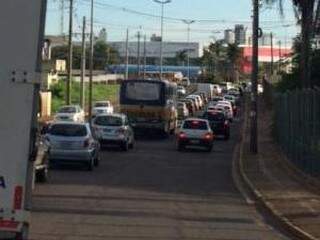 Fila de veículos perto da rotatória da Rua Joaquim Murtinho com avenida Eduardo Elias Zahran (Foto: Lucimar Couto)