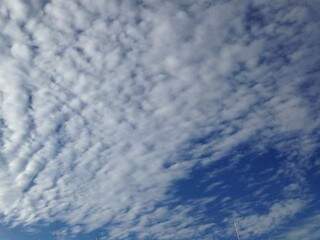 Na Cidade Morena, domingo amanheceu com céu entre nuvens (Foto: Samuel Isidoro)