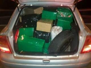 Droga era transportada do porta-malas do veículo. (Foto: Divulgação/PRF) 