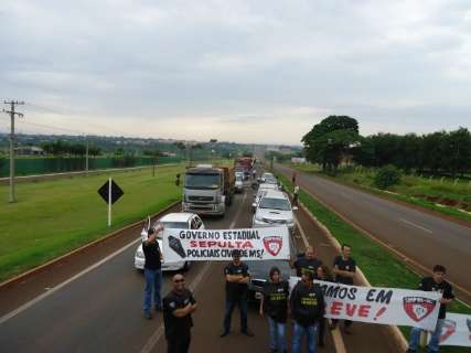 Em greve, policiais civis bloqueiam BR-163 na região de Dourados