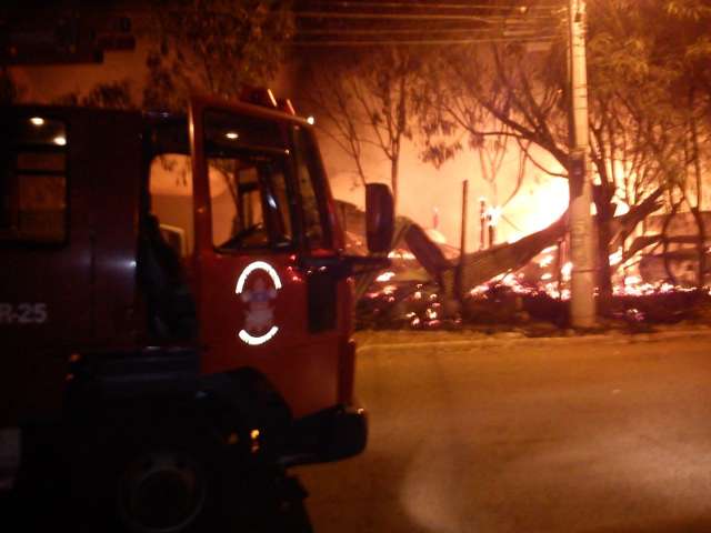 Inc&ecirc;ndio destr&oacute;i barraco na avenida Sagarana em Campo Grande