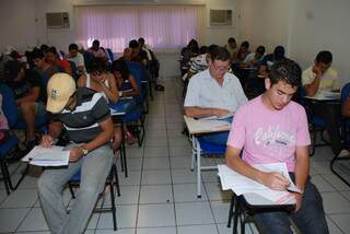 Candidatos concentrados na prova de seleção para ingresso no curso. (Foto: Divulgação)