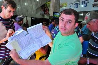 Morador mostra boleto do IPTU ao procurar central da prefeitura para reclamar do valor (Foto: Eliel Oliveira)