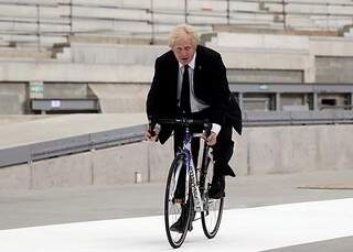 O prefeito de Londres, Alexander Boris Johnson, com um dos seus veículos preferidos (Foto: Google)