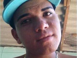 O adolescente, de 16 anos, nadava no Rio Paraná no município paulista de Rosana, a 85 quilômetros de Nova Andradina, cidade onde mora (Foto: Facebook)