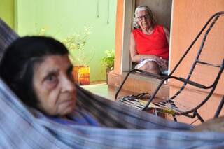 Duas idosas que moram em frente à obra reclamam das dificuldades para sair de casa. (Foto: João Garrigó)