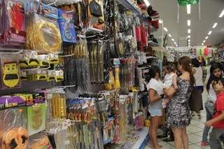 Foliões podem encontrar opções de R$ 1,90 a R$ 229 em adereços e fantasias para o Carnaval. (Foto: Marcos Ermínio)