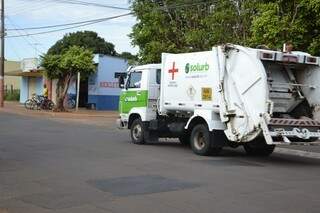 Segundo denúncia, água usada para lavar caminhão da coleta escorre pela rua. (Foto: Simão Nogueira)