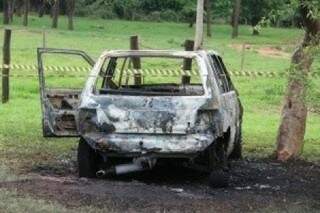 Carro Fiat Uno ficou totalmente destruído. (Foto: Jornal da Nova)